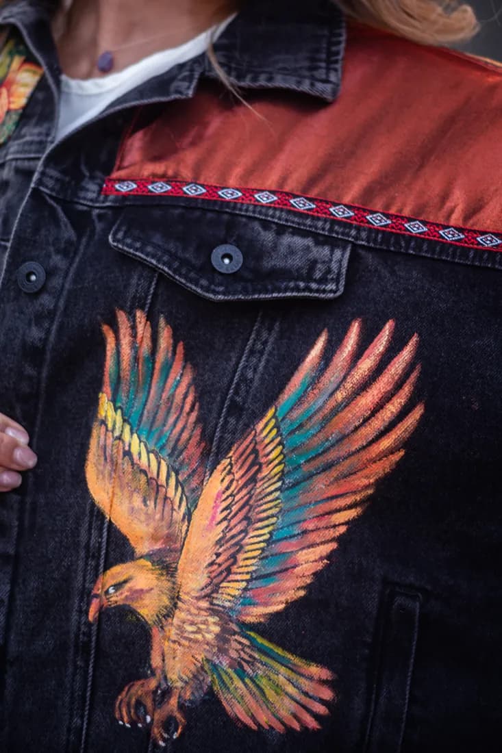Chaqueta de jean con águila pintada a mano