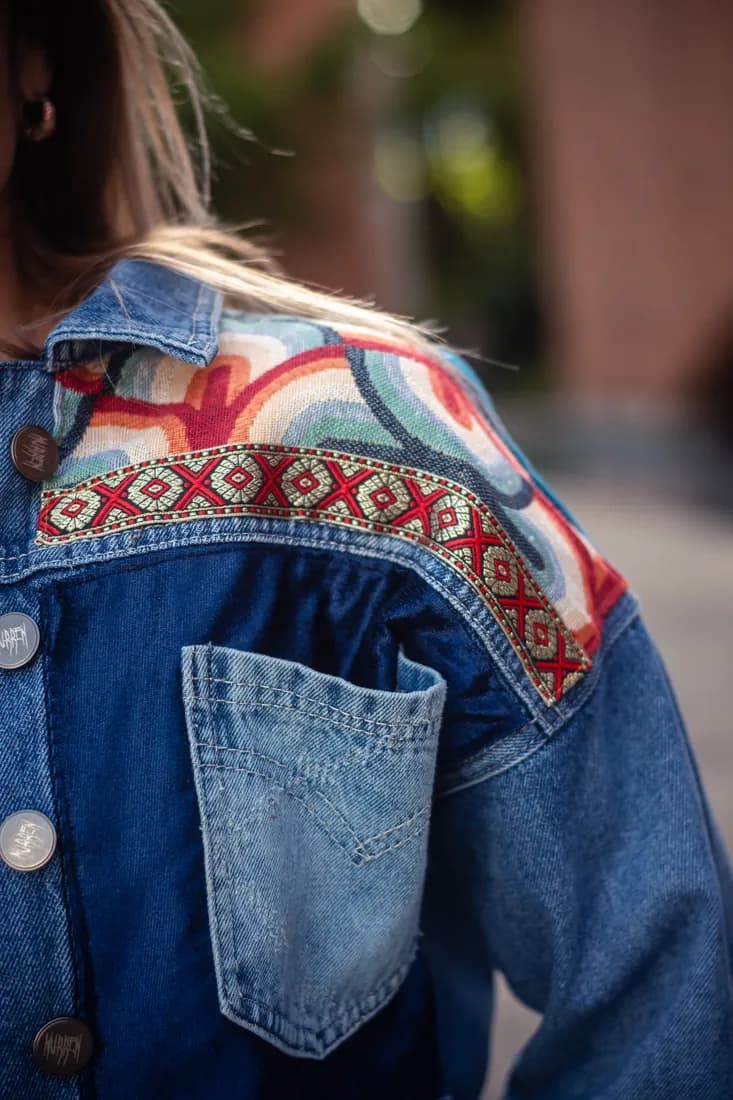 Chaqueta con patchwork de tejidos y estampados