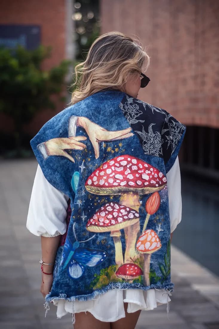 Chaleco de jean con hongos pintados a mano