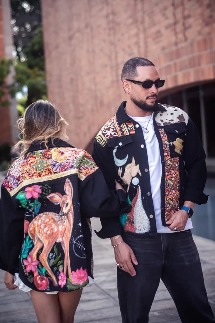 Pareja con chaquetas Perro Parchao pintadas a mano