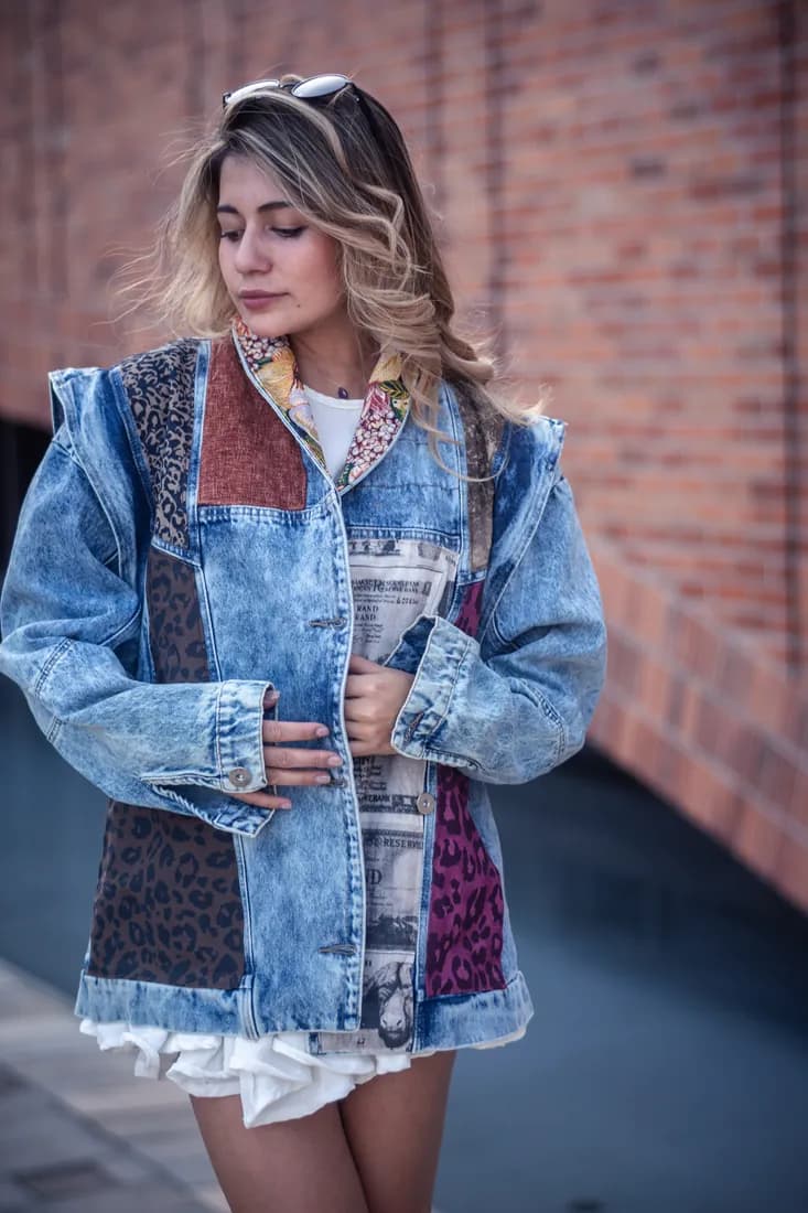 Chaqueta patchwork de denim intervenida a mano