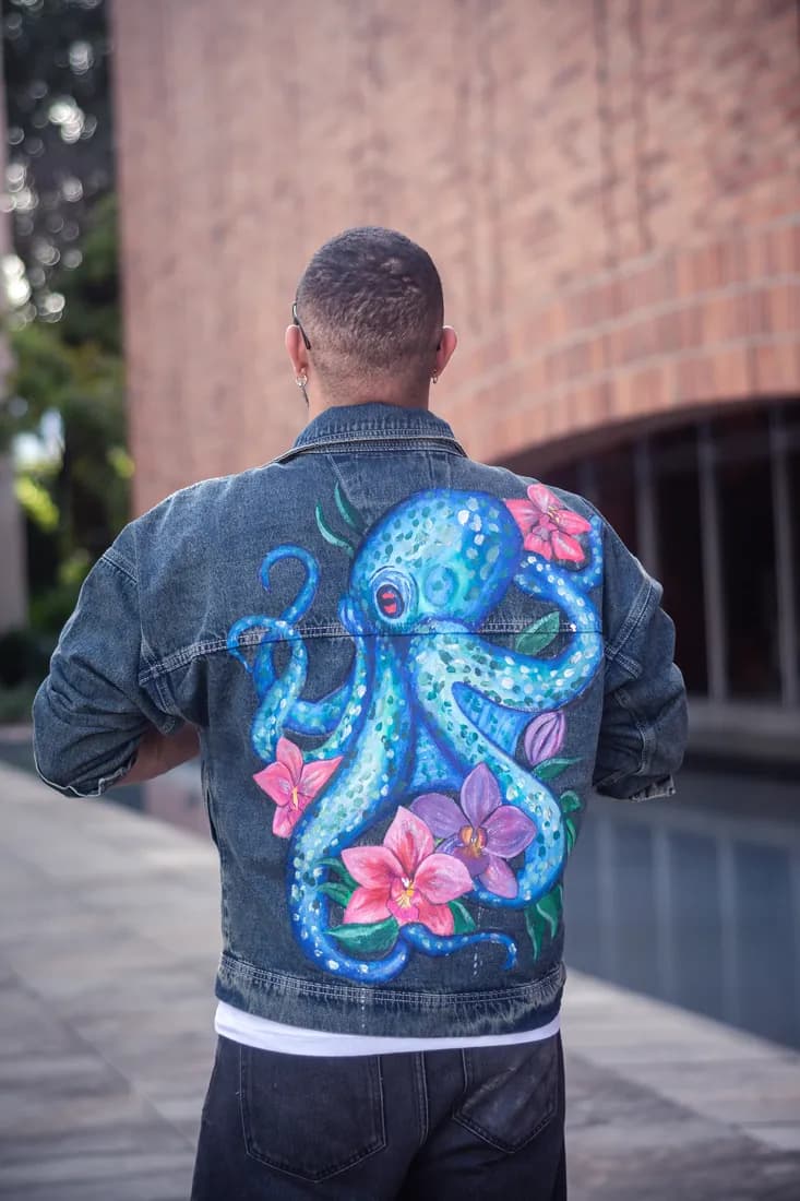 Chaqueta de jean con pulpo turquesa pintado a mano