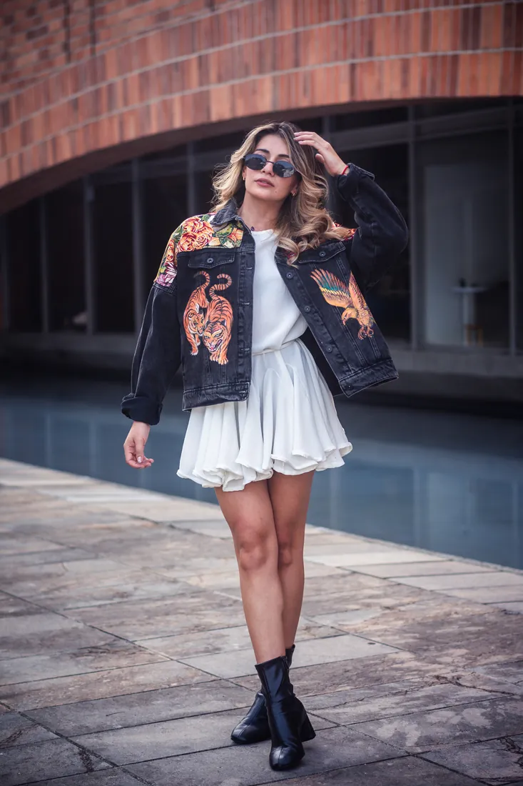Look completo con chaqueta de tigre pintada a mano