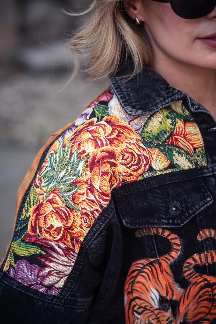 Chaqueta con tigre pintado a mano sobre denim