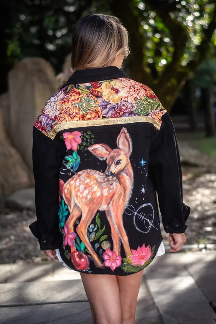 Chaqueta con venado y flores pintado a mano