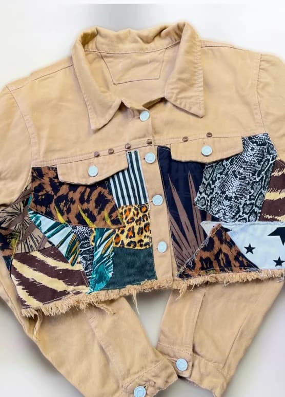 Patchwork Salvaje — Retazos animal print sobre jean beige