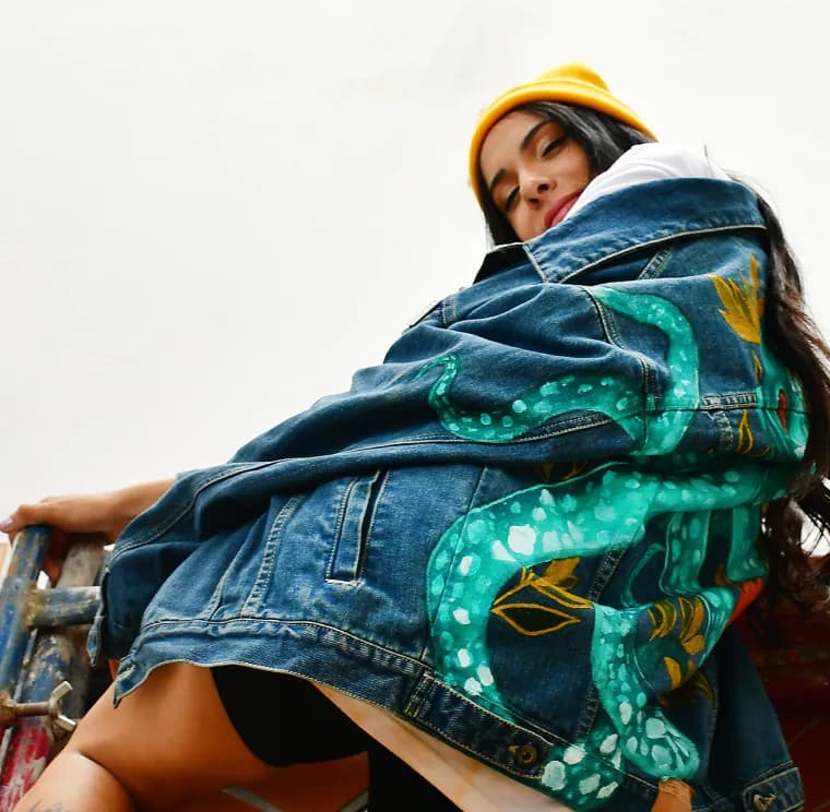 Kraken — Pulpo turquesa sobre chaqueta de jean