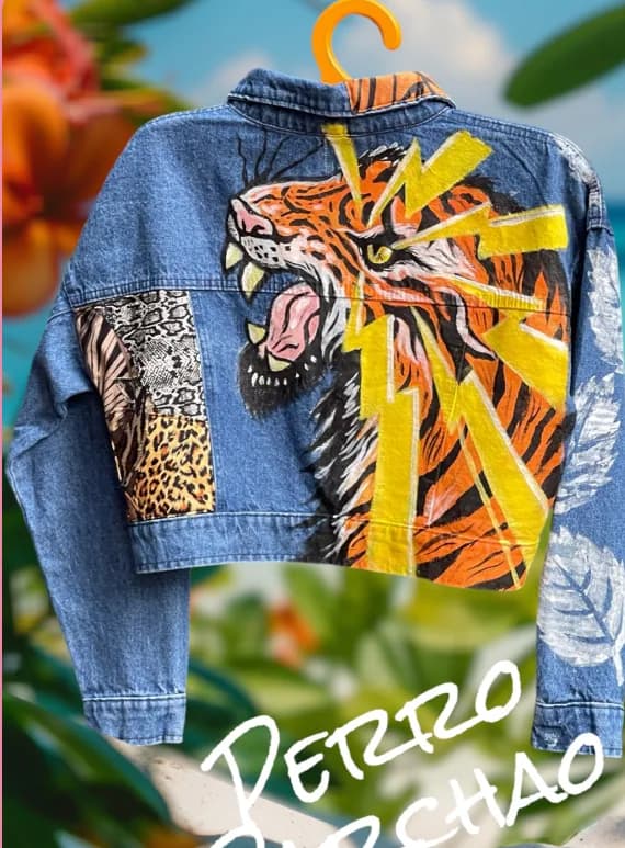 Tigre — Tigre rugiente sobre denim con retazos